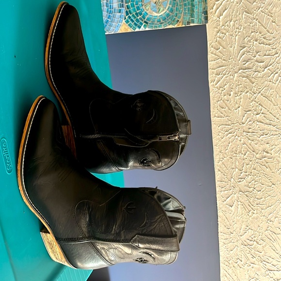 Gorgeous Real Leather Dingo Cactus 🌵 Moon 🌙 Cowgirl Boots 👢 Woman’s size 9 - Picture 3 of 10